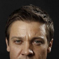 Bola uning katta kokraklaridan hayratda qoldi.