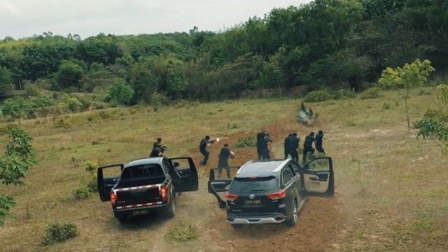 Akula hamlasi / Quruqlikdagi akula backdrop