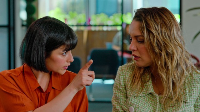 Erdal va Eje backdrop