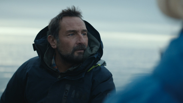 Orolda yolg'iz backdrop