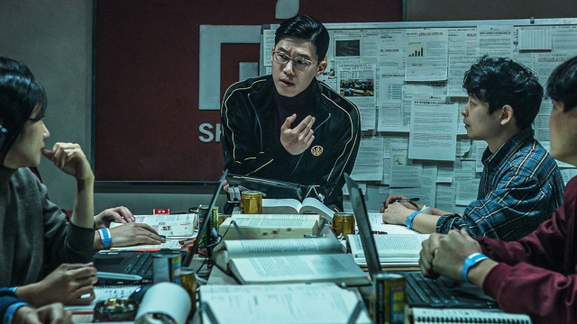 O'zlashtirilgan millionlar backdrop