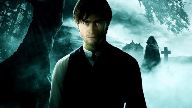 Qora libosli ayol / Qorung'udagi ayol backdrop