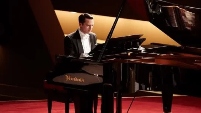 Xatarli ijro / Tantanali final / Grand Pianino backdrop