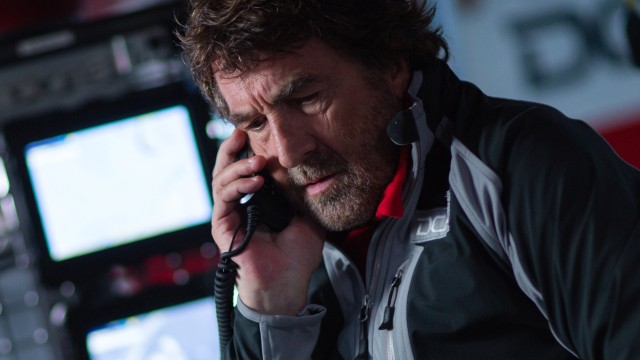 Yolg'iz / To'lqinlarni jilovlab backdrop