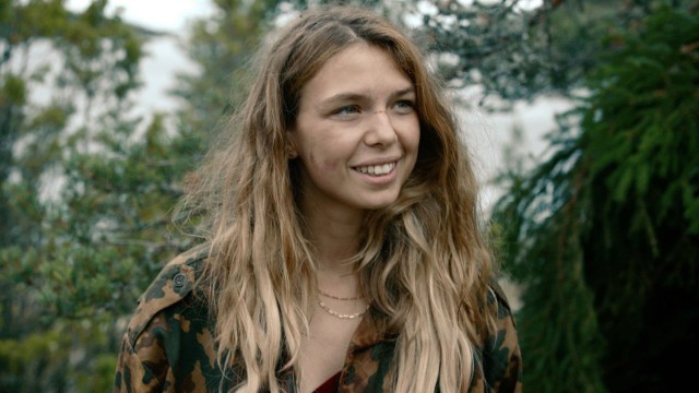 Yovvoyi qiz backdrop